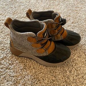 Sorel Out & About Girls Boots - Grey, Brown and Black